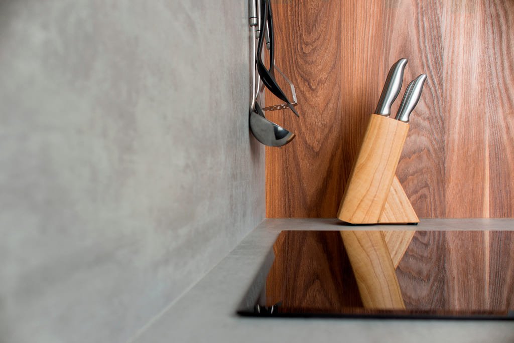 Za sprawą opatentowanej technologii produkcji, warstwa dekoracyjna płyt meblowych Cleaf jest twardsza i bardziej odporna na zarysowania. Produkty oferowane przez Forner.