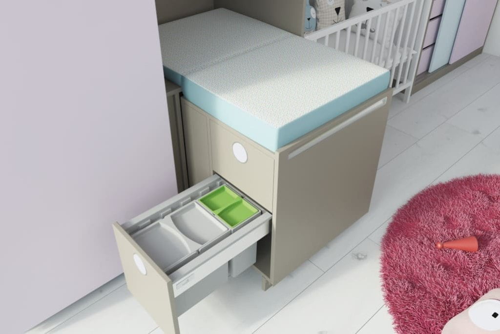 Wykorzystanie rozwiązań kuchennych w pokoju dziecka. „S big Tower” od Hettich jako estetyczny pojemnik na zabawki umieszczony na ramie szuflady.