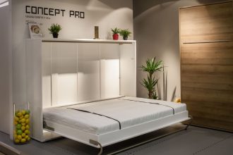 Półkotapczan „Concept Pro” firmy Dig-Net to znany mebel w nowoczesnej odsłonie, który w niedużym pokoju pozwala optymalnie zagospodarować mocno ograniczoną przestrzeń.