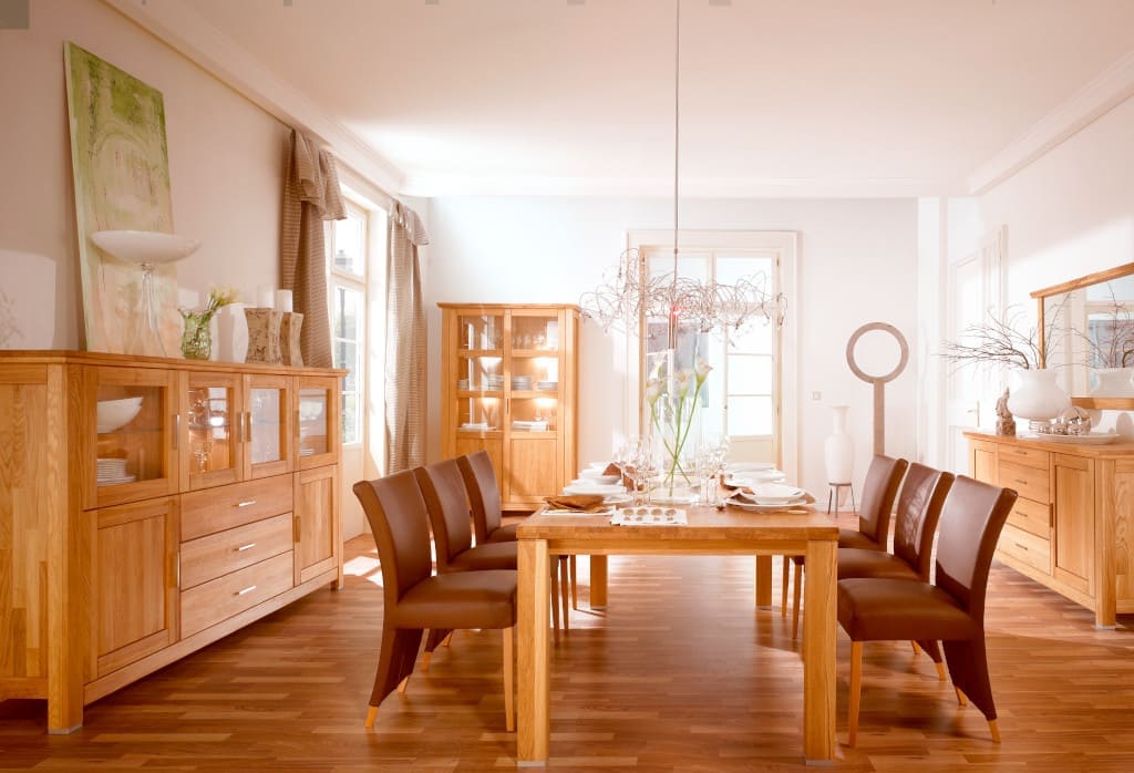 Program „Porto” firmy Dekort Meble zawiera tradycyjne w swojej formie bryły, wykonane w 100% z litego drewna dębowego.