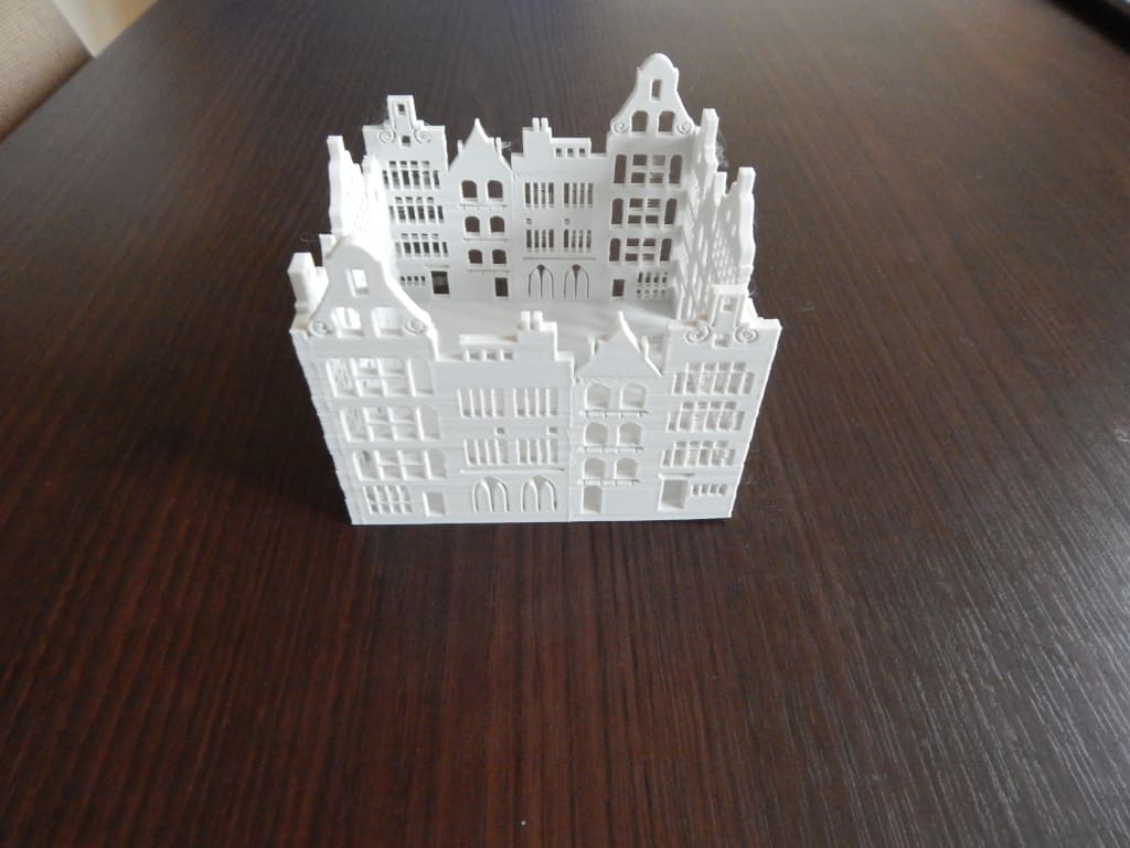 Projekt kamieniczek warszawskiego rynku odwzorowany i zaprojektowany przez zespół Sygnis New Technologies w formie ażurowanego świecznika.