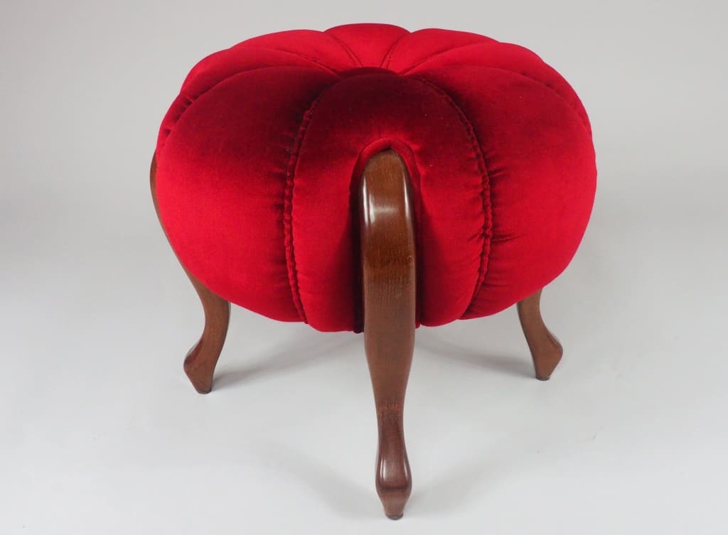 „GR813S0” z oferty firmy Rad-Pol to włoski puf, którego wygląd nawiązuje do królewskich wnętrz i zdecydowanie awangardowych stylizacji.