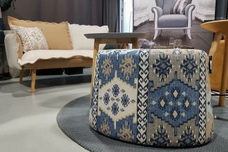 „Nap” z oferty firmy Swarzędz Home to ultralekkie, nowoczesne siedzisko w formie naparstka. Wykonano je na bazie sklejki. Klienci mogą wybrać obicie z tkaniny lub skóry.