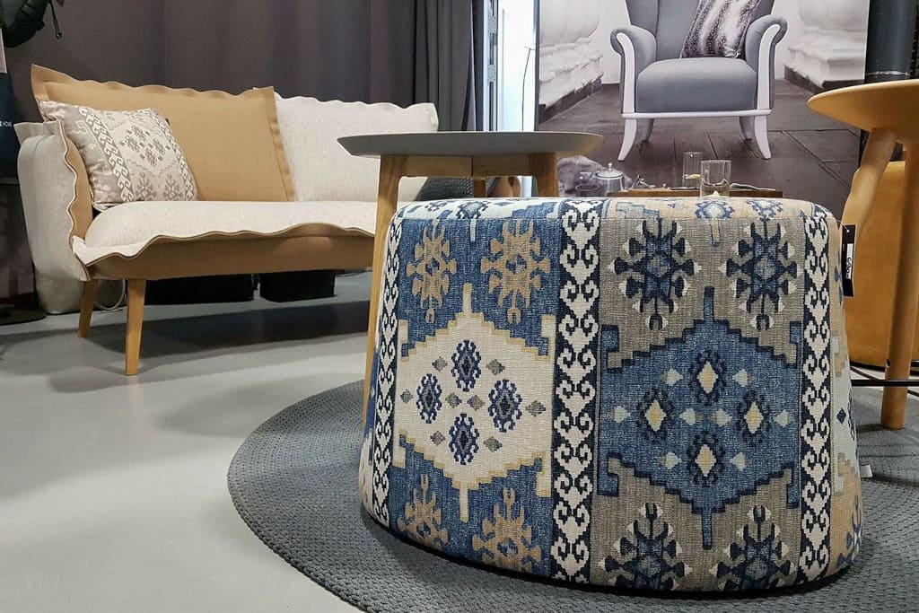 „Nap” z oferty firmy Swarzędz Home to ultralekkie, nowoczesne siedzisko w formie naparstka. Wykonano je na bazie sklejki. Klienci mogą wybrać obicie z tkaniny lub skóry.