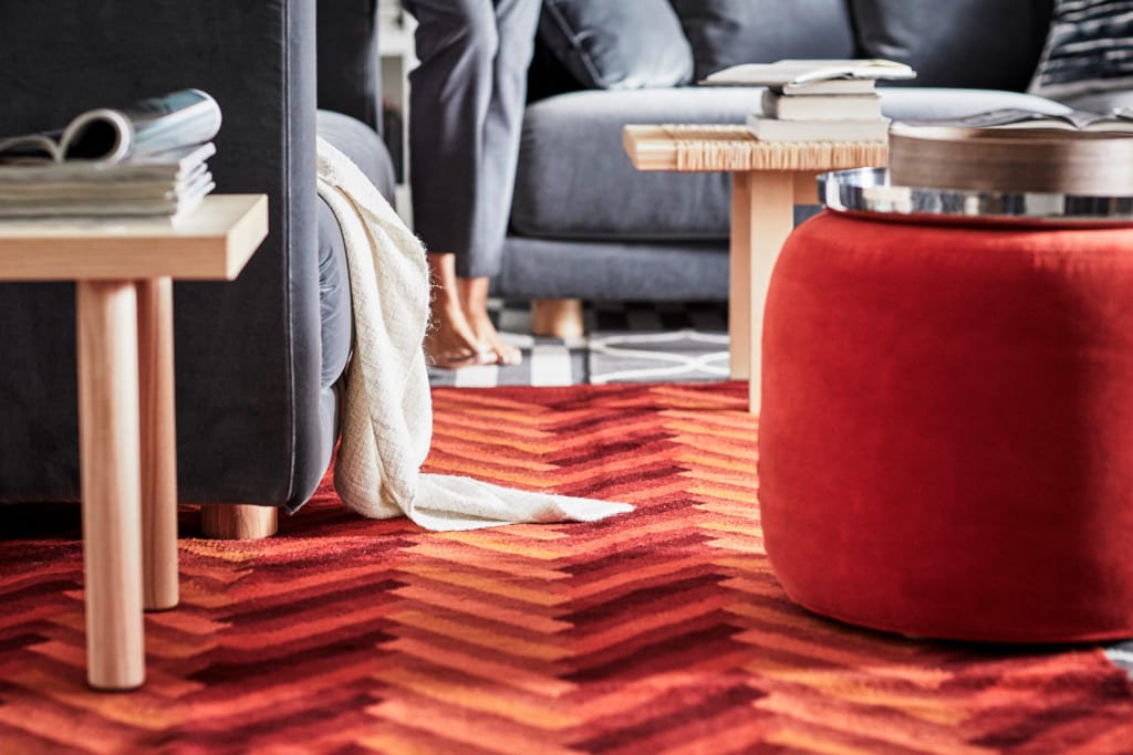 Tapicerowany aksamitem puf „Stockholm” z oferty IKEA można stosować na wiele sposobów: jako podnóżek, dodatkowe miejsce do siedzenia lub stolik (gdy postawimy na nim tacę).