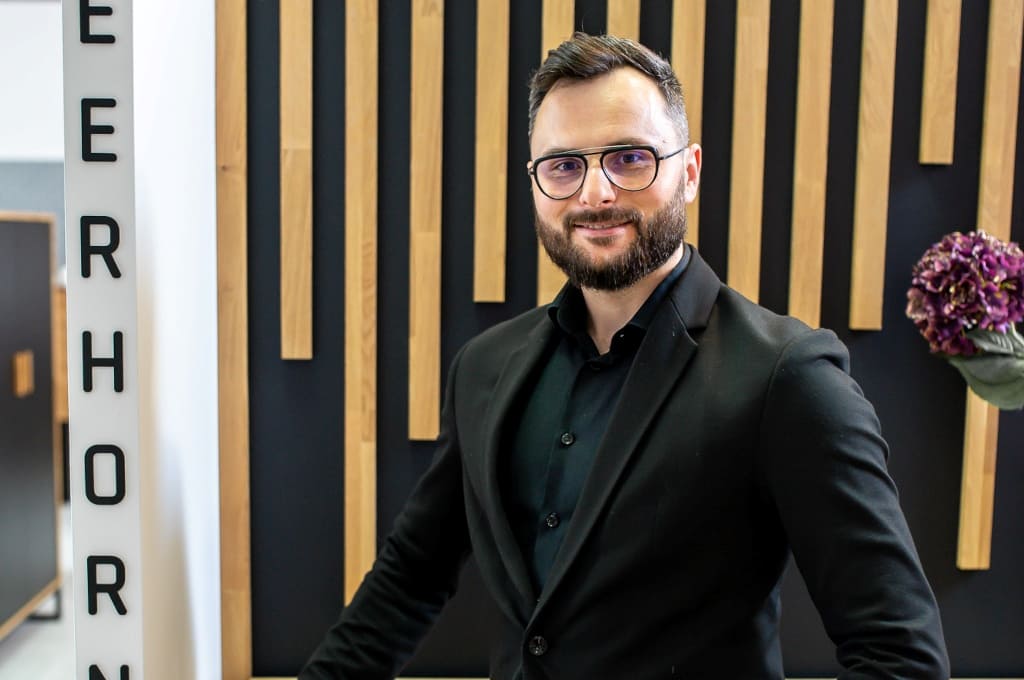 Rafał Pikuł z firmy Deerhorn Meble.