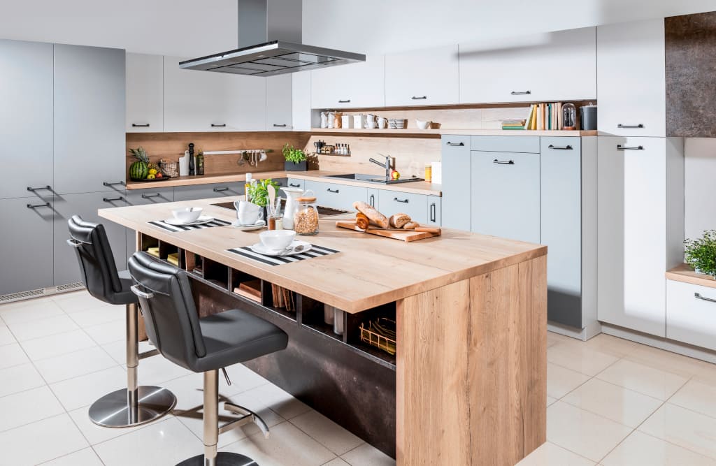 „Raso szary / szary przykurzony, Punto ceramika antracyt” WFM Kuchnie. Wyspa w tej kuchni jest miejscem nie tylko gotowania, ale spożywania posiłków i przyjmowania gości. Autorem projektu jest Mikołaj Marciniak.