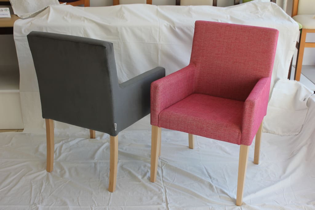 „Rico” z oferty Fabryki Stołów i Krzeseł Jaker to model o wygodnym oparciu, odpowiedniej wysokości podłokietników oraz miękkiej tapicerce wysokiej jakości.