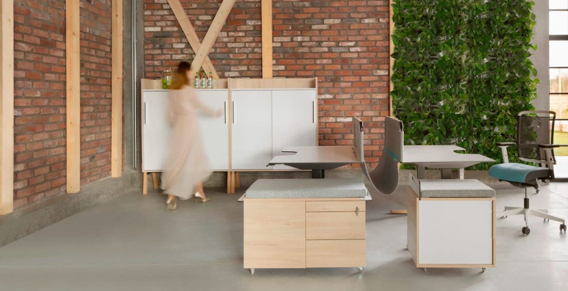 Ściana kwiatowa w biurze w aranżacji Tobo.