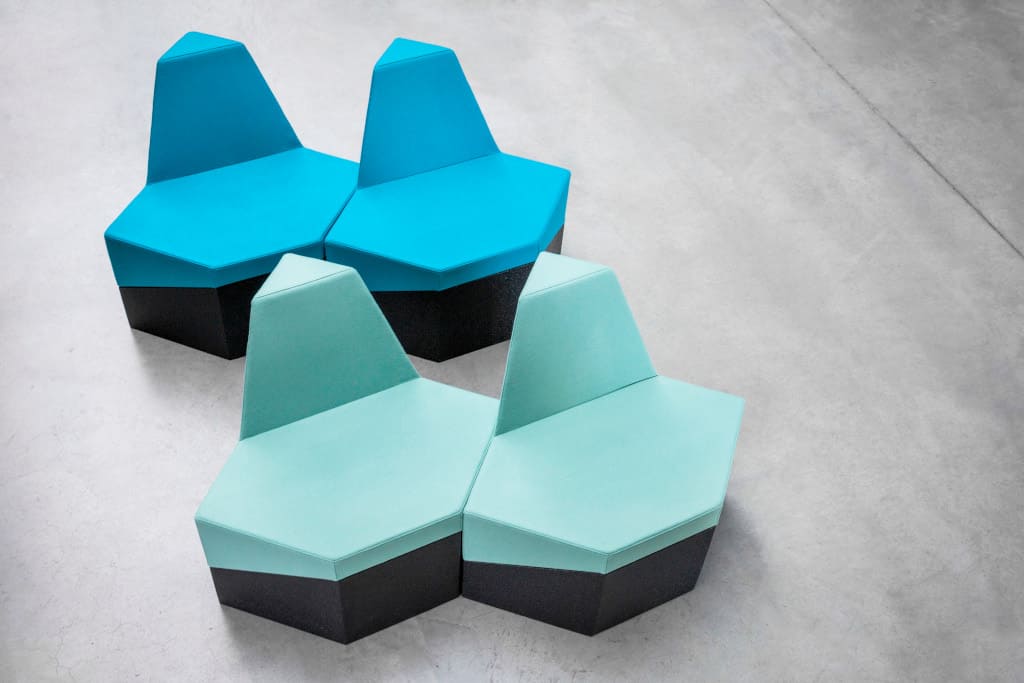 „Vank_rock” marki Vank to geometryczne siedziska, które można konfigurować na różne sposoby, np. tworzyć wyspy lub „rozrzucić” w strefie chillout, pozwalając na indywidualny relaks.