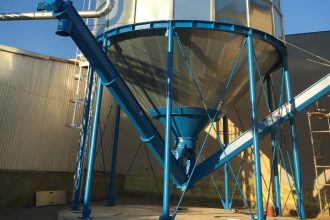 Silos firmy Nestro na trociny i pył drzewny, do którego materiał jest automatycznie transportowany, a następnie bezobsługowo podawany do kotła.