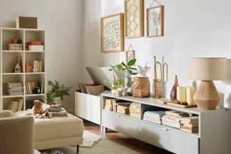 Szafka RTV 180 z listwą funkcyjną oraz skrzynia na zabawki Simple marki VOX.