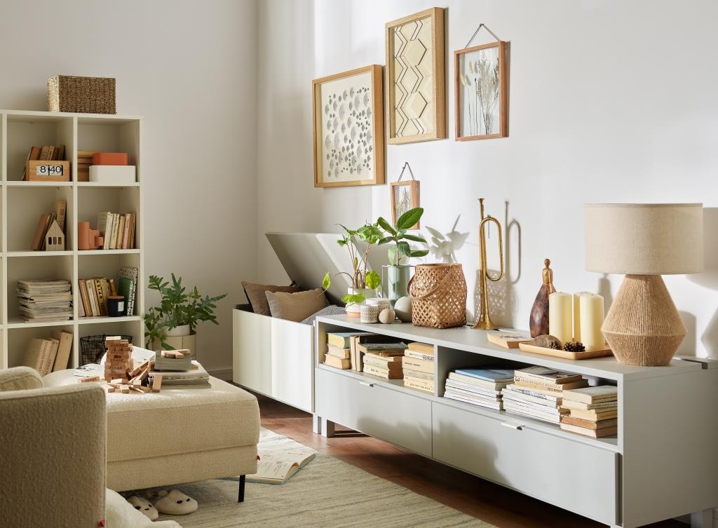 Szafka RTV 180 z listwą funkcyjną oraz skrzynia na zabawki Simple marki VOX.