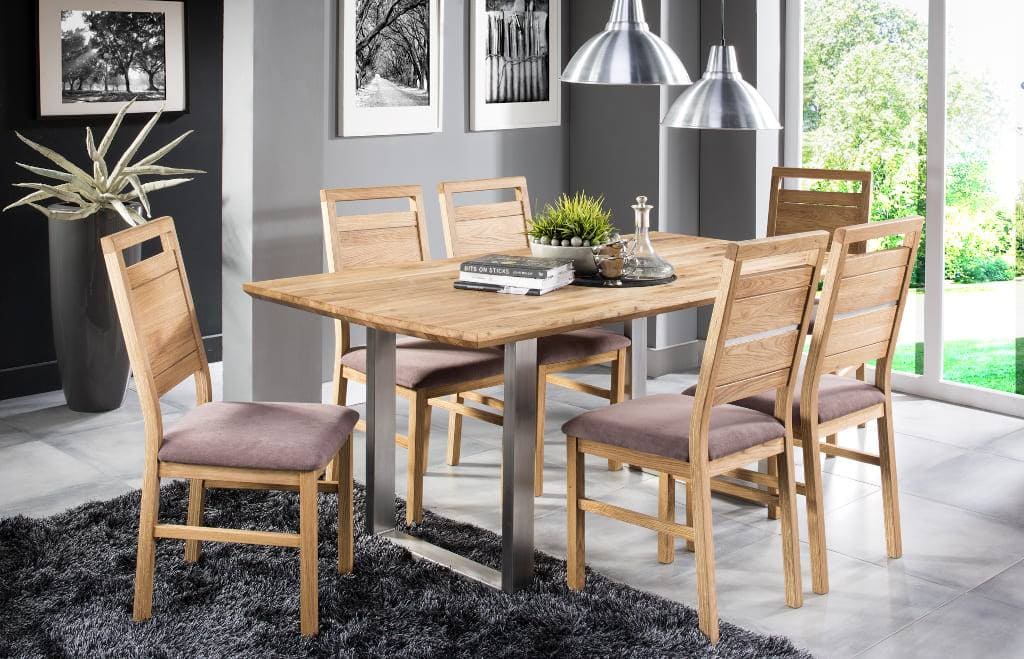 Stół „Linares” firmy Zakor jest nowoczesną i intrygującą propozycją do jadalni, łączącą w sobie naturalne ciepło dębowego blatu z oryginalnymi nogami wykonanymi ze stali szlachetnej.