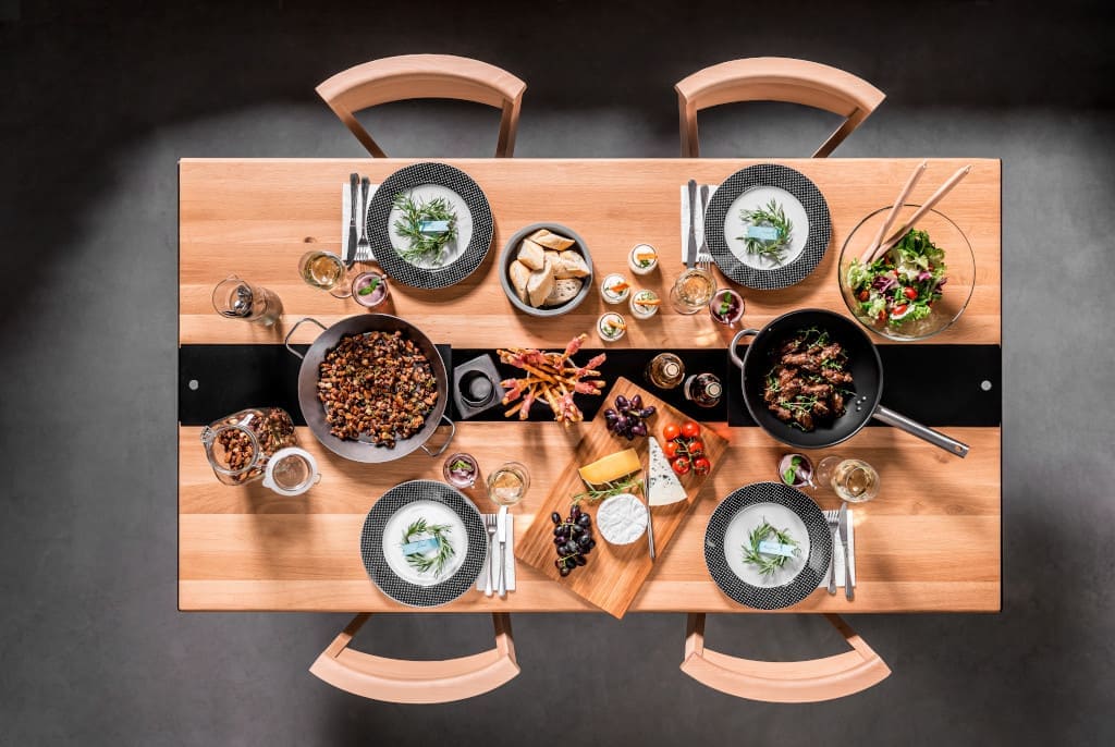 Dla wygody siedzących przy stole „Nature” z oferty marki Vox w jego centralnej części zaprojektowana została metalowa wnęka, w której można ustawić np. doniczki z ziołami czy przekąski.