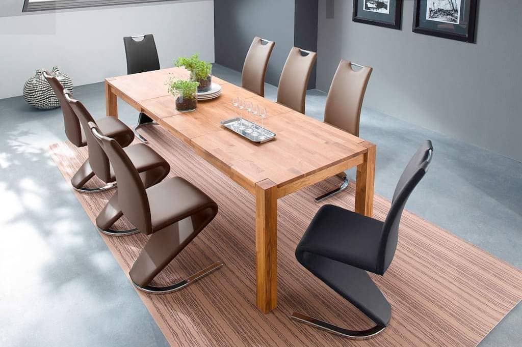 Rozkładany stół do jadalni na czterech nogach „Peter” (dystr. MC Akcent) wykonano z olejowanego drewna dębowego.