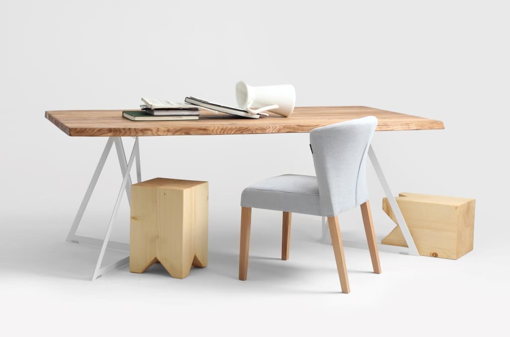 Stół „Sherwood” z oferty firmy Custom Form to połączenie surowej stali i naturalnego drewna.