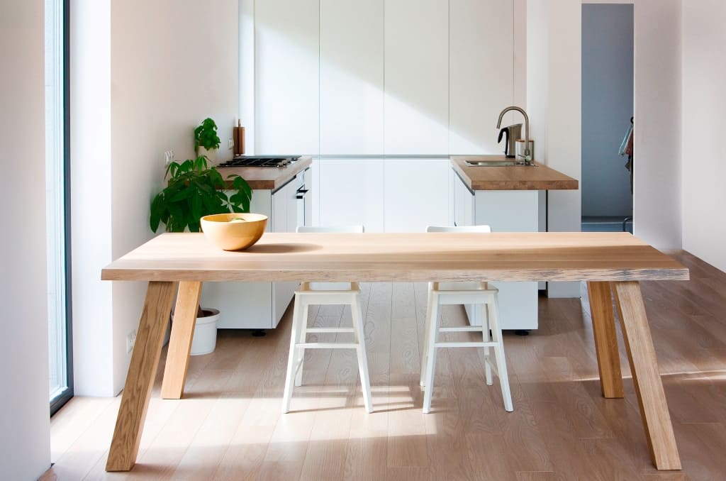 Wykonany w całości z litego drewna dębowego stół „Wild” Miloni to solidny i nieskomplikowany w formie mebel w skandynawskim stylu.