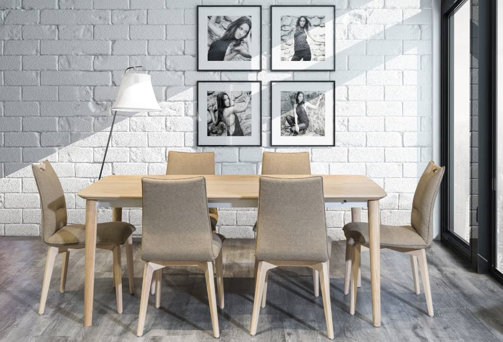 Wykonany z litego drewna stół z grupy „T53” marki Klose pasuje do każdej jadalni.