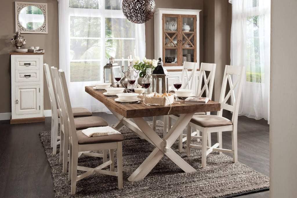 Stół z kolekcji „Provance” na nogach krzyżakowych firmy Meble Krysiak. Pomieści nawet 10-12 osób. Wykonany niemal w całości z drewna sosnowego, łączy naturalną estetykę i wyrafinowany styl.