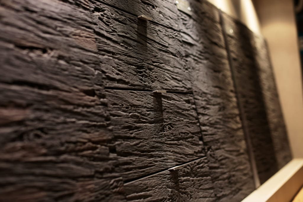 Struktura „Chopped Wood” oferowana przez Gaber umożliwia realizację autentycznego designu rąbanego drewna.