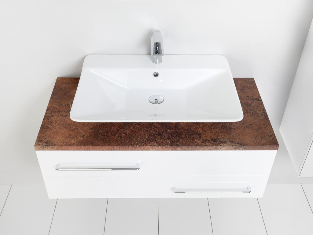 „Susanne” (prod. Antado, dystr. Coram Poland) to zestaw mebli lakierowanych z efektownymi, bezramkowymi frontami lustrzanymi: pojemny słupek i nietypowa, otwierana ku górze szafka lustrzana górna.