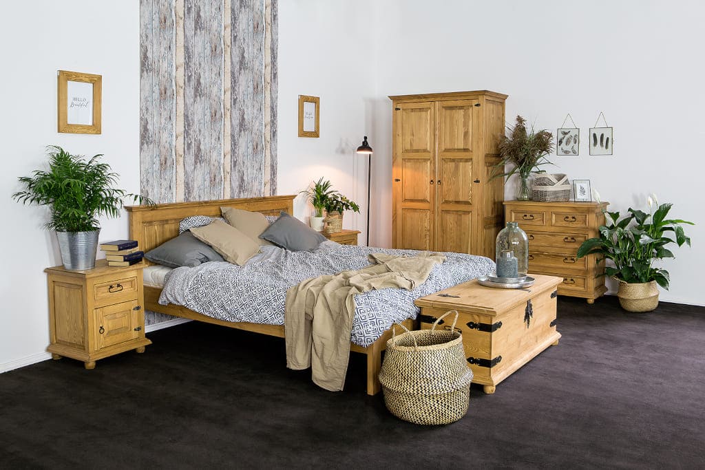 Sypialnia „ACC01” z kolekcji „Cera” (prod. Meblo-Wosk) to rustykalny komplet mebli z litego drewna sosnowego, które uchodzą za najbardziej trwałe i cenne dla naszego zdrowia.