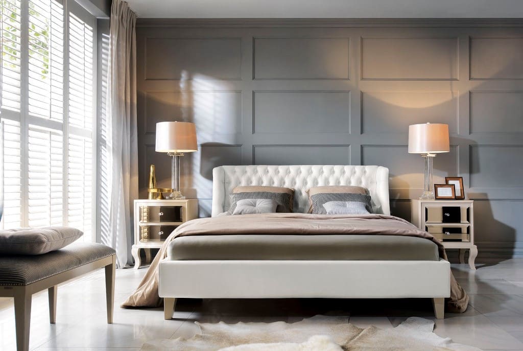 W sypialni „Grace” marki Novelle Home Couture pierwsze skrzypce gra łóżko z pikowanym zagłówkiem. Luksusowe i eleganckie komody niskie „Musa” spełniają funkcję szafek nocnych.