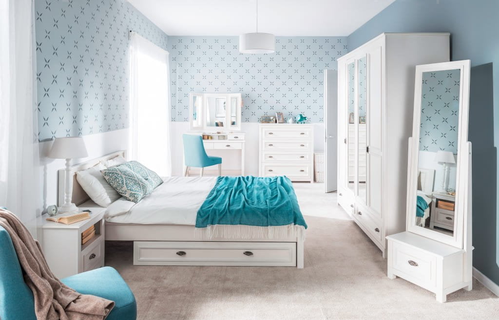 Sypialnia „Madison” w kolorze alpejskiej bieli to propozycja firmy Szynaka Meble.