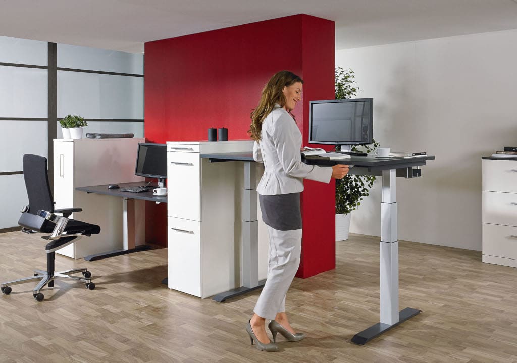 System „LegaDrive” firmy Hettich pozwala pracownikowi zdecydować, w jakiej pozycji w danej chwili chce pracować.