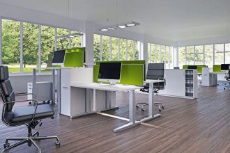 „LegaDrive” to nowoczesny i komfortowy system regulacji wysokości blatu biurka. Opracowany przez firmę Hettich, daje pracownikom możliwość wyboru optymalnej pozycji w trakcie pracy: stojącej lub siedzącej.