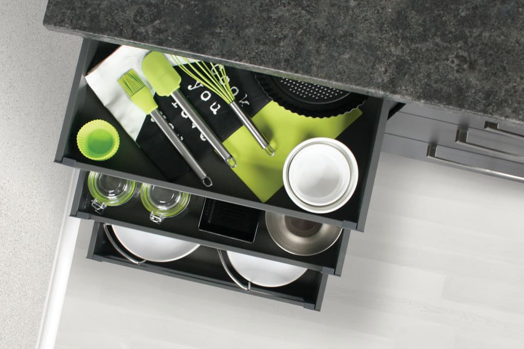 Nowe systemy szuflad marki Rejs, „Slim Box”, dostępne są w dwóch opcjach – jako szuflady frontowe i wewnętrzne.