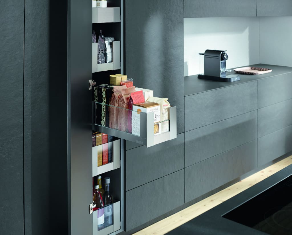 W małej kuchni warto zastosować głębszą szafę na zapasy od Blum – np. o głębokości szuflad 550 cm.