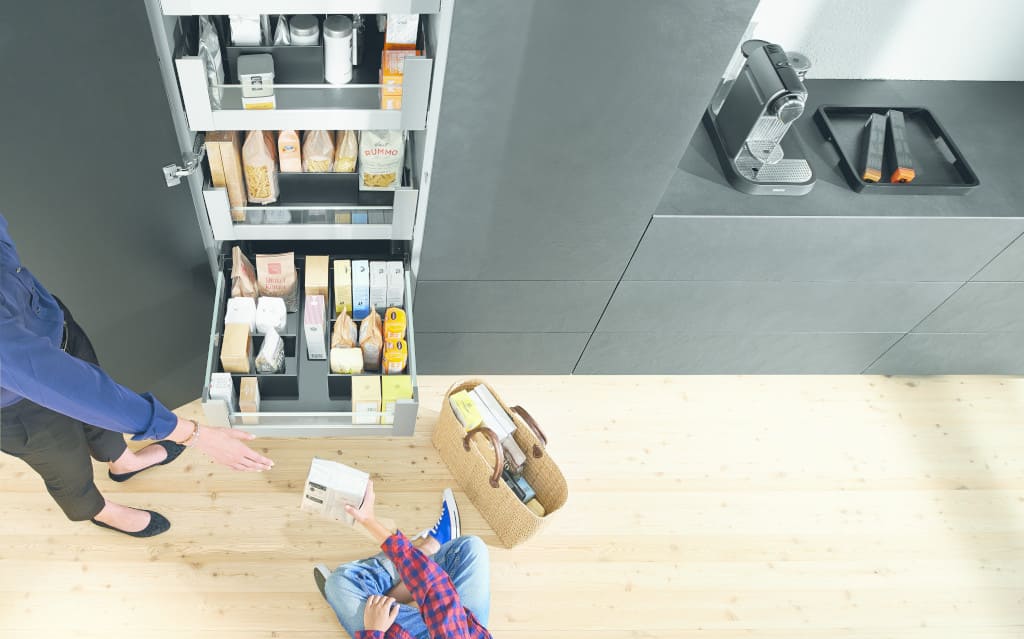 W szafie na zapasy „Space-Tower” od Blum przechowywane są duże i małe opakowania. Nawet otwarte opakowania z mąką i ryżem stoją stabilne gdy są ustawione w ramach „Ambia-Line”.