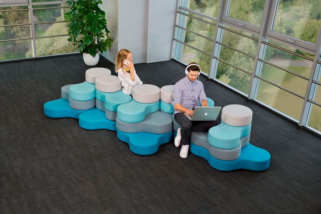 „Tapa”, system zaprojektowany przez Przemysława Mac Stopę dla Grupy Nowy Styl, to rozwiązanie modułowe, którego podstawowym elementem jest „wyspa” składająca się z ruchomych pufów.