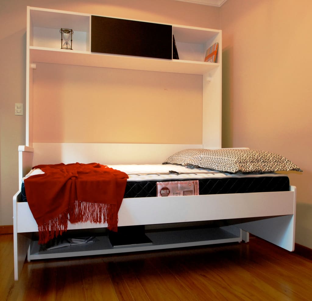 „Tavoletto” od firmy Häfele to nowoczesne okucie, które umożliwia połączenie funkcji łóżka i biurka.