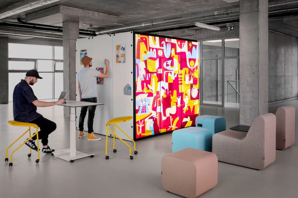 Autorska technologia VANK wykorzystuje materiały odnawialne, z odzysku i biologicznego pochodzenia oraz formuje kształty gwarantujące tłumienie dźwięków i wyciszenie pomieszczeń.