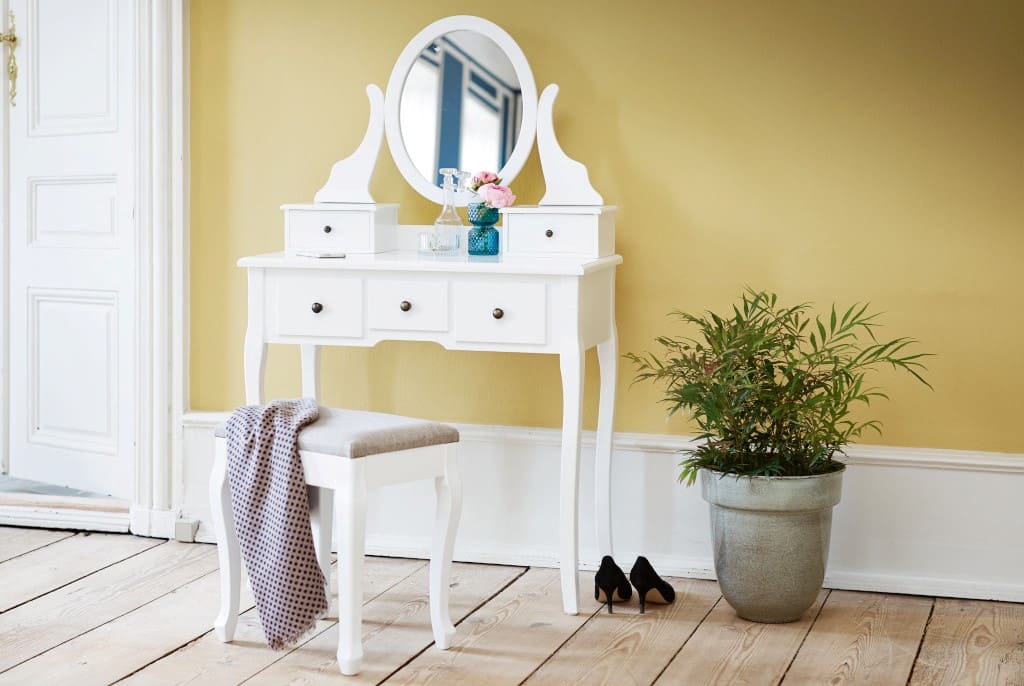 Romantyczną toaletkę „Malling” znaleźć można w sieci Jysk. Mebel wyposażono w lustro i pięć szufladek.