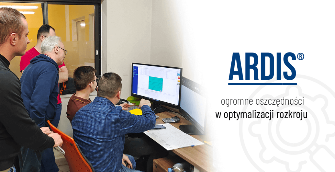 ARDIS - reklama programu do optymalizacji rozkroju, pięciu mężczyzn patrzących w monitor komputera - miesięcznik i portal informacyjny branży meblarskiej biznes.meble.pl