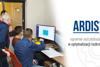 ARDIS - reklama programu do optymalizacji rozkroju, pięciu mężczyzn patrzących w monitor komputera - miesięcznik i portal informacyjny branży meblarskiej biznes.meble.pl