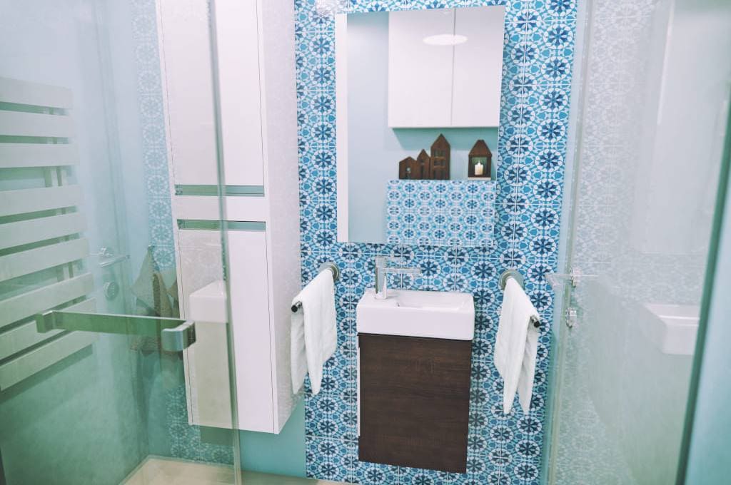 Seria „Valencia” marki Defra doskonale sprawdzi się w mniejszych łazienkach.