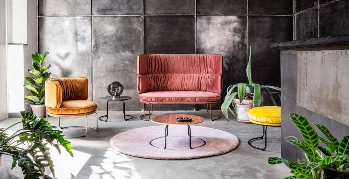 VANK_RING, projektu Anny Vonhausen, to uniwersalna i szeroka kolekcja przeznaczona do aranżacji miejsc spotkań w biurach, hotelach, coworkingach, przestrzeniach retail i innych miejscach publicznych.