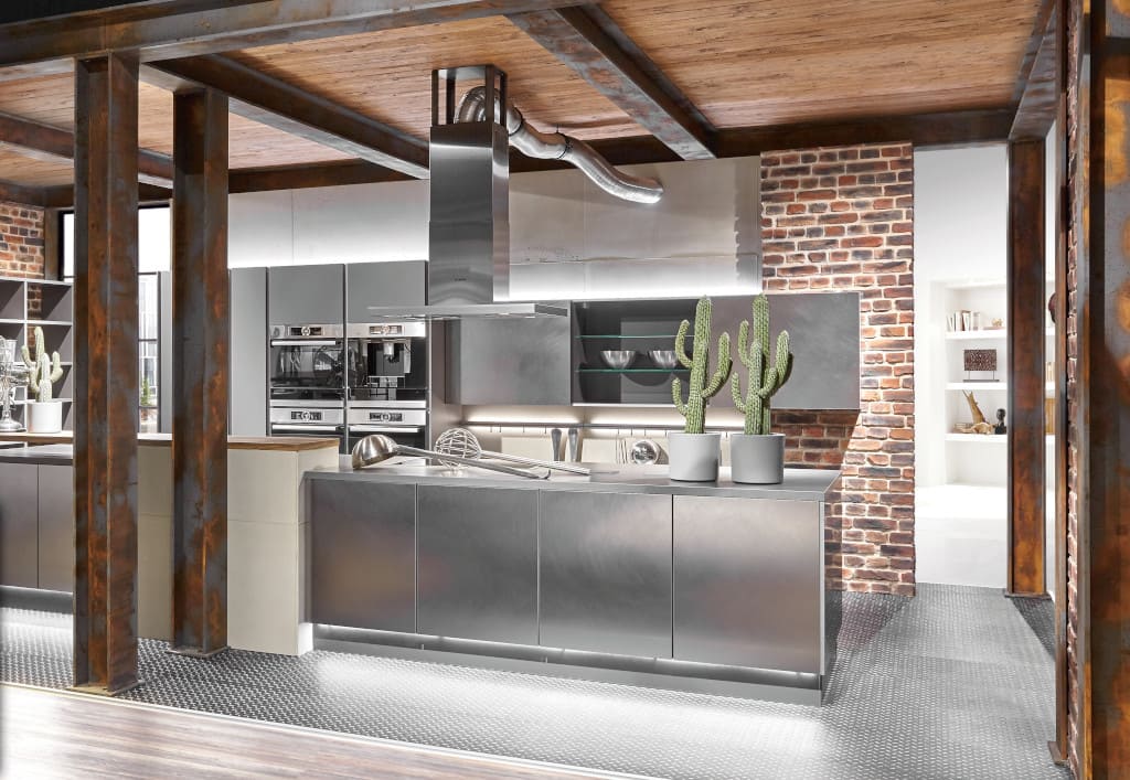 Dla osób poszukujących nietuzinkowych wykończeń mebli kuchennych, niemiecka marka Verle Küchen proponuje fronty imitujące przecieraną stal (kolekcja „Metal Concept”).