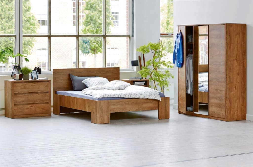 Zestaw mebli do sypialni „Vedde” w dekorze „Dąb dziki” pochodzi z oferty sieci Jysk.
