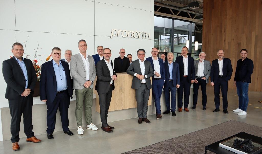 Producenci mebli kuchennych zrzeszeni w Związku Niemieckiego Przemysłu Mebli Kuchennych podczas spotkania Zarządu 29 marca 2023 roku.