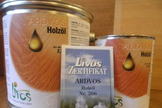 „Ardvos 266” (prod. Livos, dystr. Interbor) to bezbarwny olej z żywicą drzewną, olejem lnianym i drzewnym. Jest odpowiedni do zabawek, odporny na ścieranie i nieszkodliwy w kontakcie ze śliną.