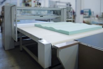 „AX-R” to wałkowa, automatyczna maszyna włoskiej produkcji do aplikacji kleju. Jej dystrybutorem jest Bellussi Group.