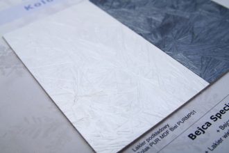 „Bejca Specjal Efekt Szronu” firmy Sopur jest wodnym, bezbarwnym płynnym produktem, nadającym malowanym powierzchniom wygląd oszronionego szkła.