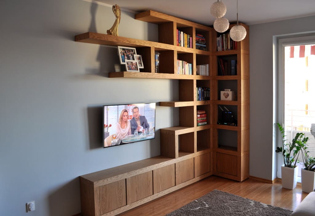 Widoczna na zdjęciu biblioteczka telewizyjna to jedna z realizacji firmy Cellaio.