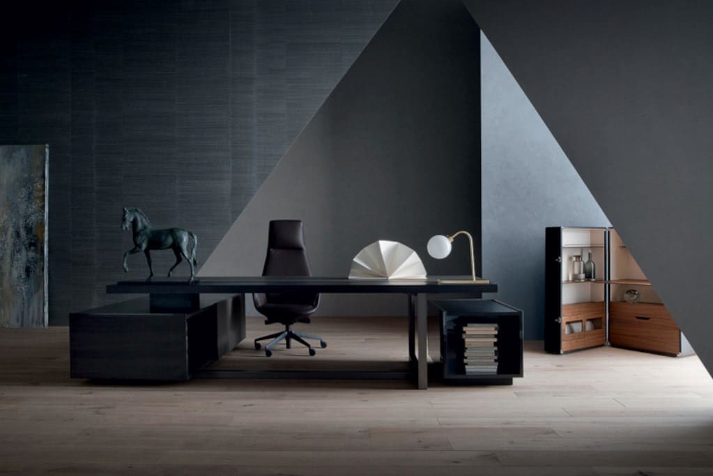 „Jobs” (proj. Rodolfo Dordoni, prod. Poltrona Frau, dystr. Marro) to ekskluzywne biurko gabinetowe dostępne w trzech różniących się kształtem wersjach („Easy Desk”, „Executive Desk” i „President Desk”).